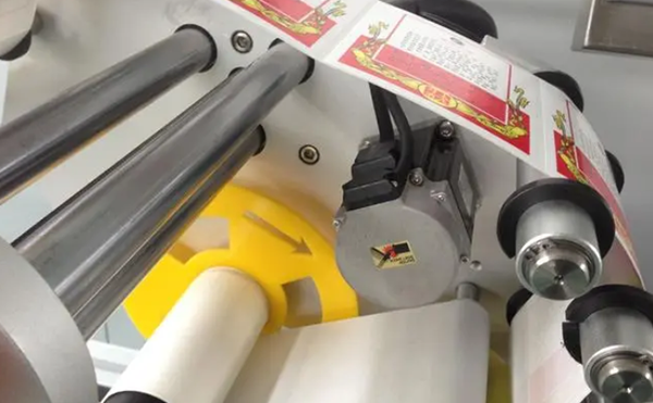 實時打印貼標(biāo)機,平面貼標(biāo)機設(shè)備,貼標(biāo)機廠家,高臻智能